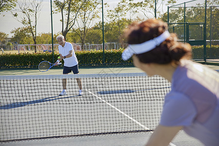 中老年夫妇打网球形象图片