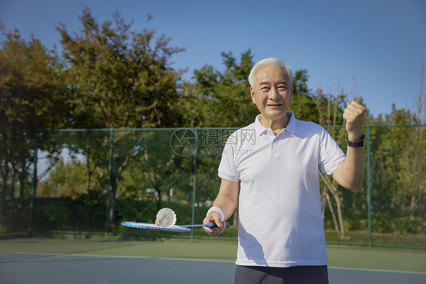 老年男性羽毛球运动形象图片