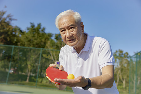 老年男性打乒乓球图片