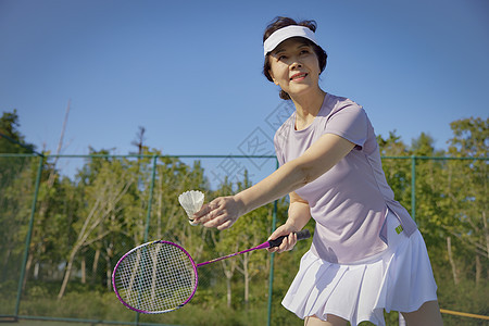 老年女性打羽毛球运动图片