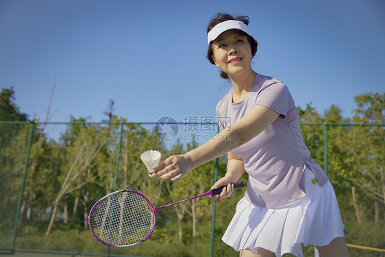 老年女性打羽毛球运动图片