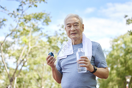 老年男性运动喝水形象图片