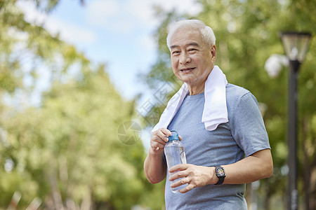 老年男性手拿水杯形象图片