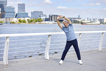健康老人户外运动拉伸的老年男性背景
