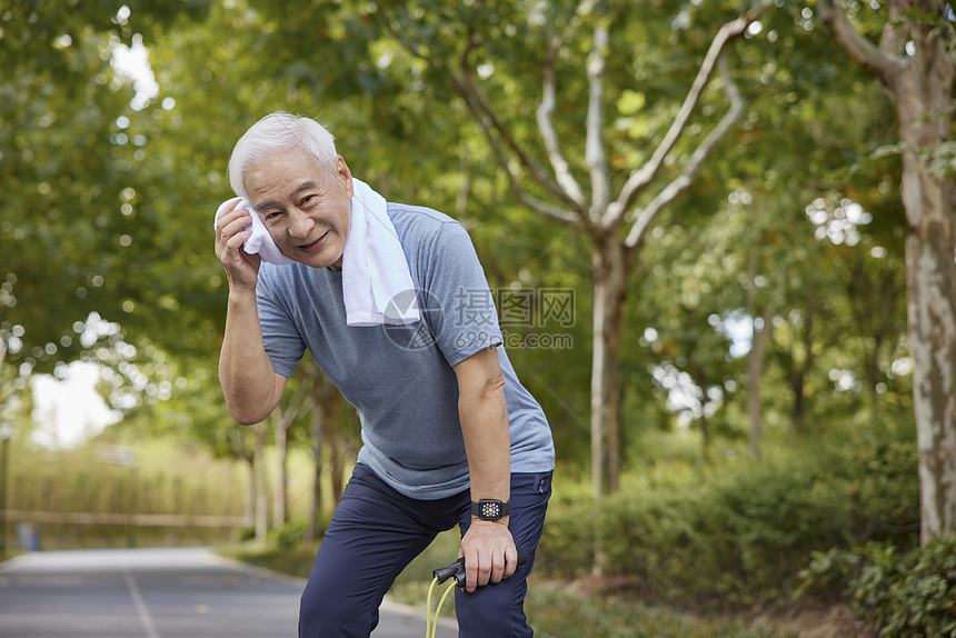 老年男性运动休息图片