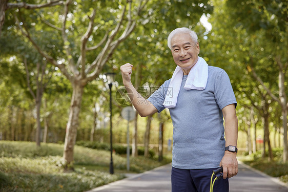 老年男性运动加油形象图片