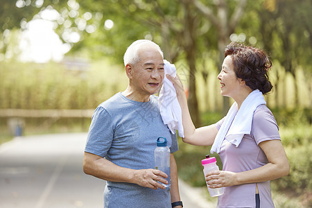 老年夫妇运动休息擦汗图片