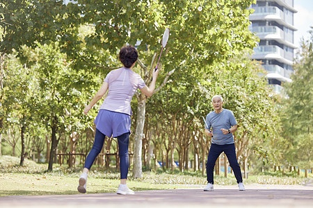 在公园打羽毛球的老年夫妇图片