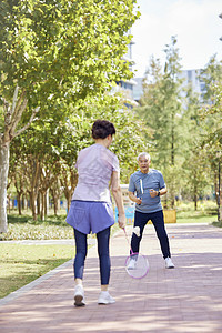 老年夫妇公园打羽毛球图片