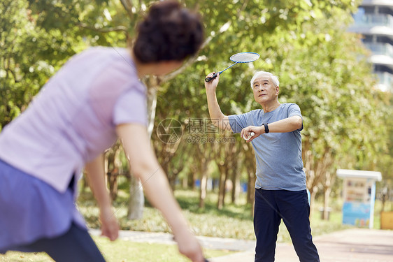 在公园打羽毛球的老年夫妻图片