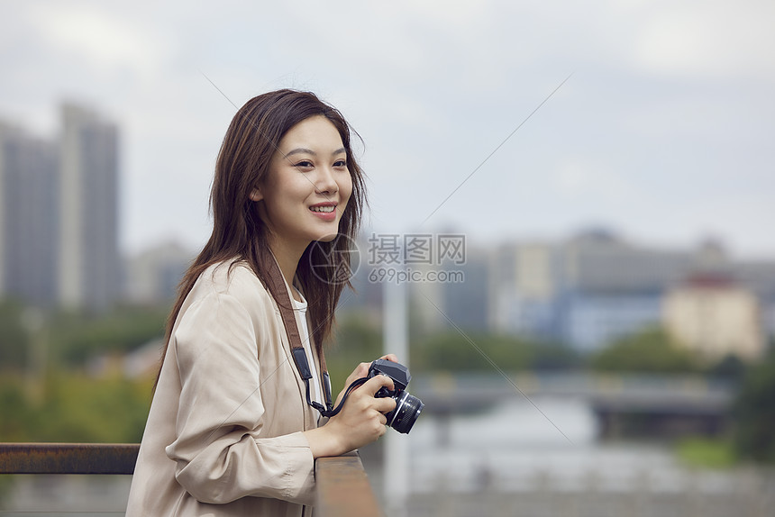 天台上开心的美女图片