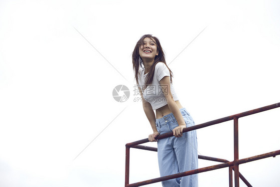 天台上开心的青年美女图片