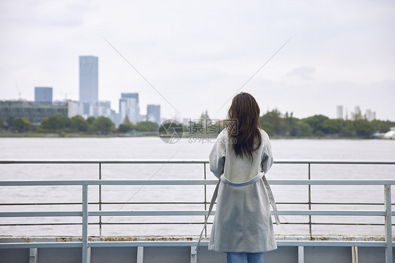 游轮上情绪感女性背影图片