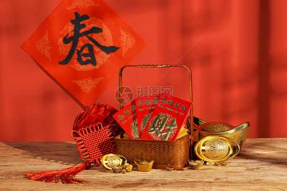 桌面上摆放的新年红包与金元宝图片