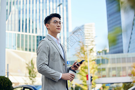 路边等待打车的年轻商务男士图片