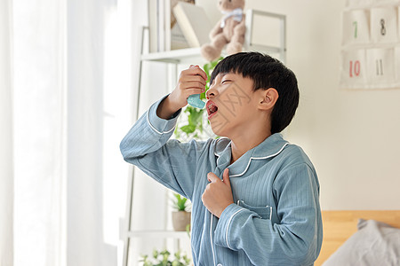 生病小孩使用哮喘喷雾治疗的男孩背景