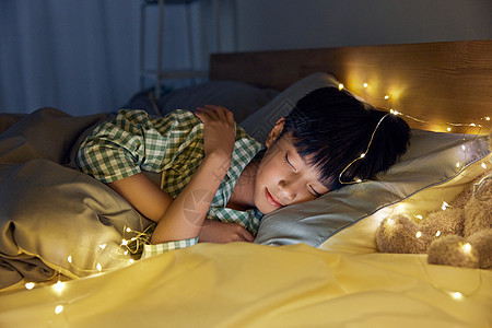 温馨夜晚熟睡的小男孩背景图片