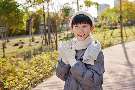 室外寒冷保暖的男孩高清图片