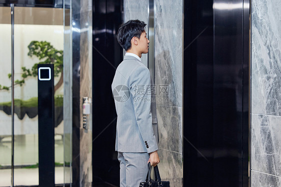 年轻商务男性下班等电梯图片