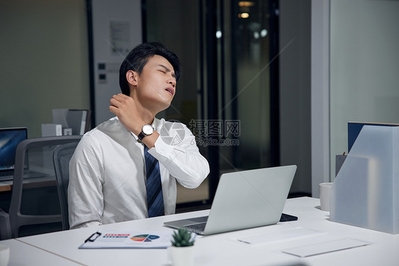 男性深夜加班疲惫肩膀酸痛图片