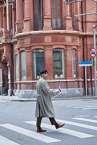 街头散步的成熟男性图片