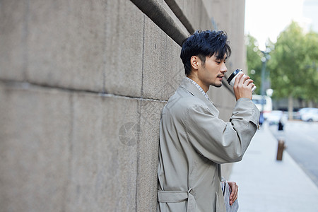 穿风衣的都市成熟男性街边喝咖啡图片