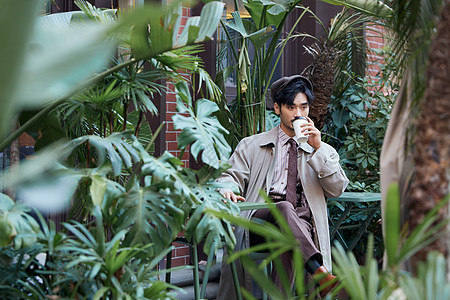 咖啡店外喝咖啡休息的英伦男性图片