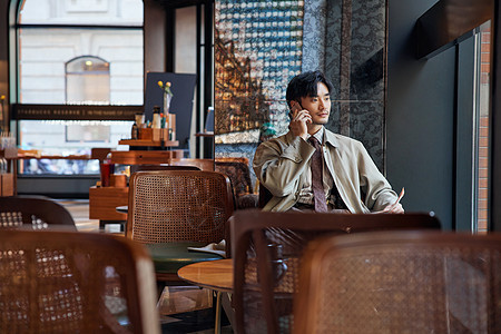 成熟男士在咖啡店里喝下午茶打电话图片