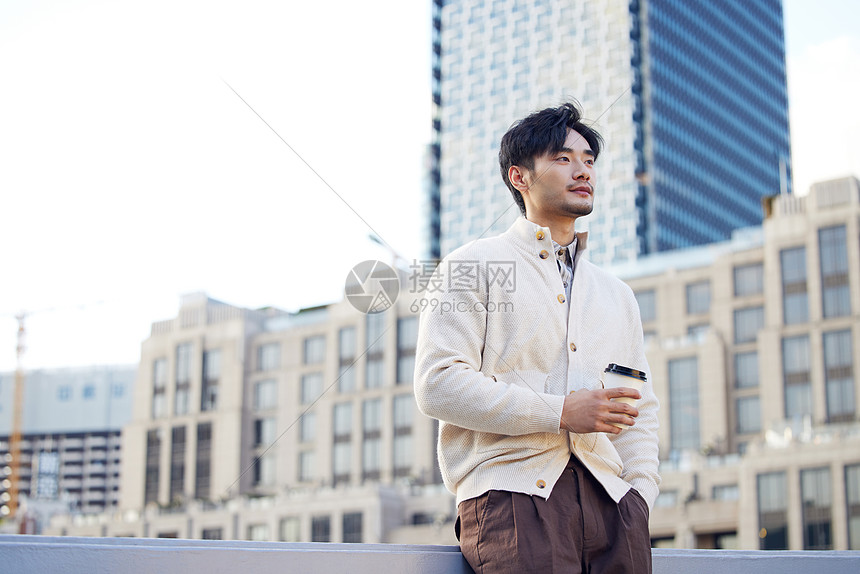 都市街头的成熟英伦风男性图片