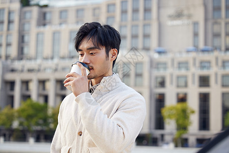 户外散步的成熟男性喝咖啡图片