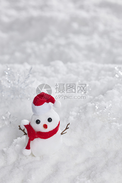 雪地上的可爱圣诞小雪人图片