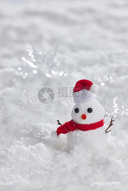 雪地上的可爱雪人图片