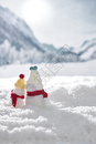 冬季雪景小雪人背影图片