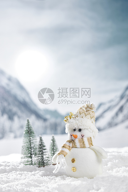 雪地上的可爱冬日雪人图片