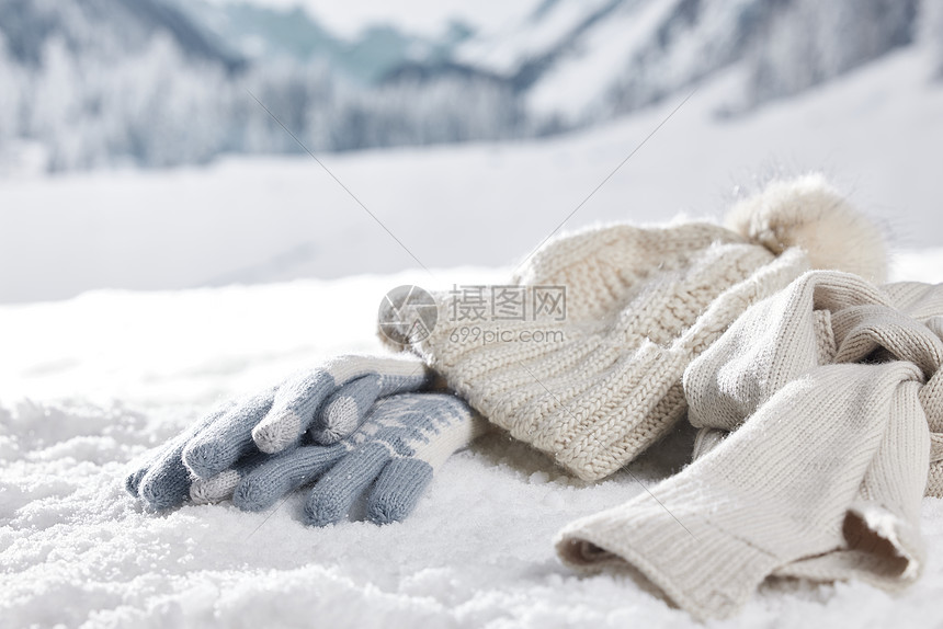 雪地上的手套图片