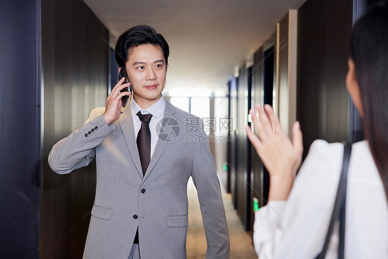 酒店走廊打招呼的商务人士图片