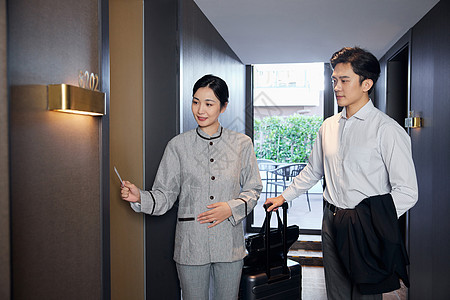 酒店服务人员带领客人房间入住图片素材