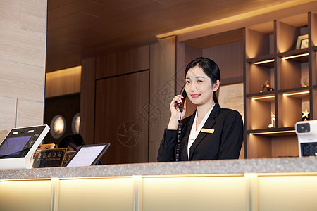 酒店前台接电话的女服务员图片