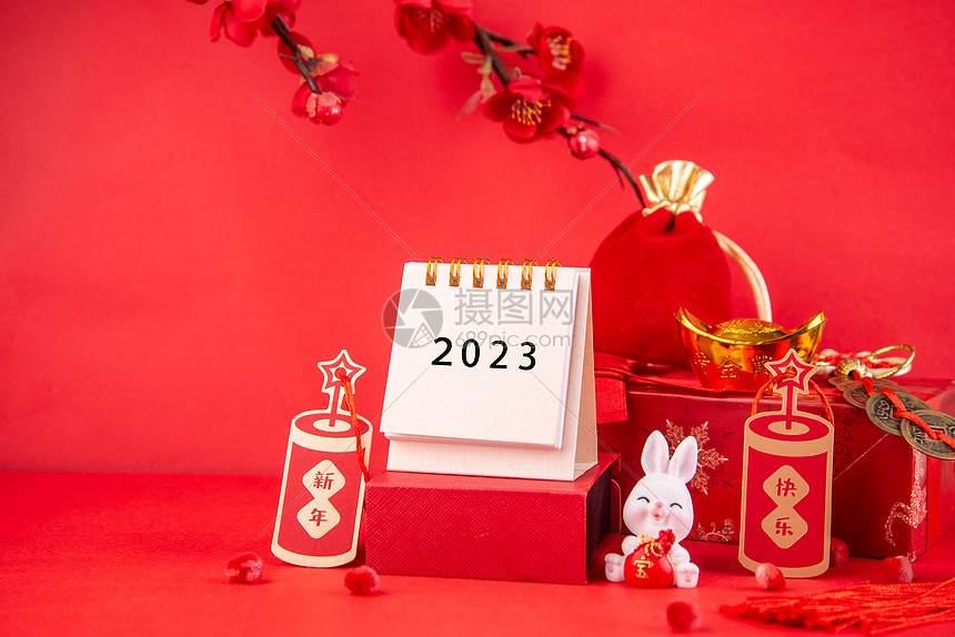 红色背景上的兔年摆件图片