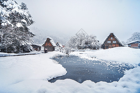 冬季森林雪景小屋图片
