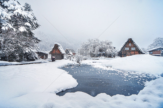 冬季森林雪景小屋图片