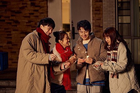 青年人新年聚会室外放烟花图片