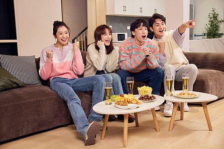 科比足球年轻人在客厅一起看球赛背景