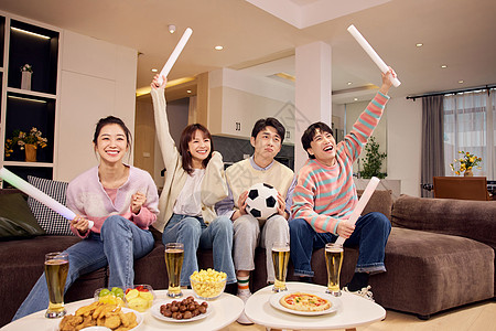 年轻人在客厅一起看球赛图片素材