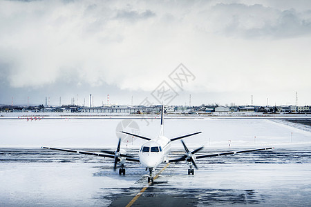 冬季雪地里的飞机场跑道高清图片