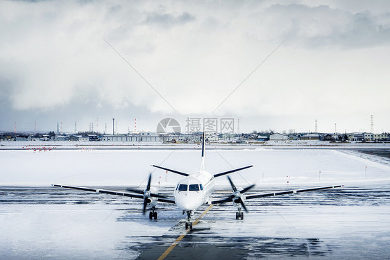 冬季雪地里的飞机场跑道图片