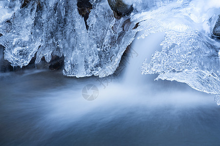 冬季冰冻的瀑布冰川图片