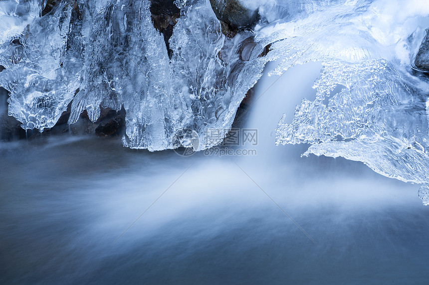 冬季冰冻的瀑布冰川图片