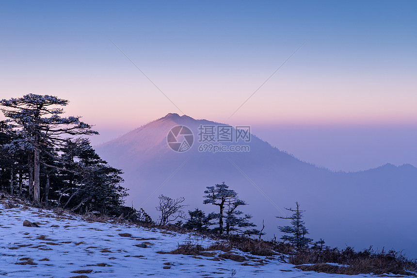 冬季被雪覆盖的山峰图片