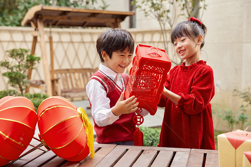 新年儿童在院子里玩耍图片